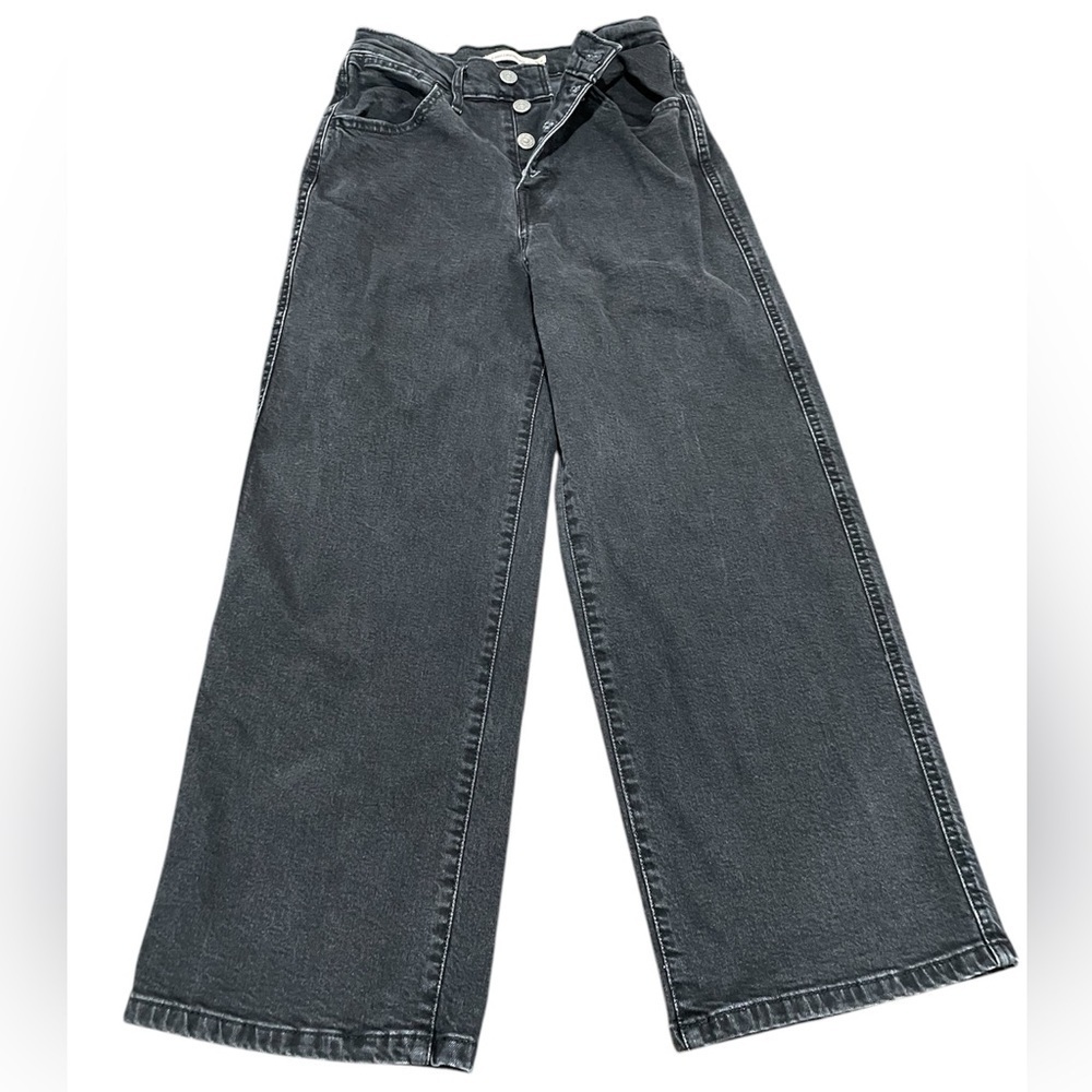 Women’s wide leg crop Levi’s. Button fly. Preloved in excellent condition.